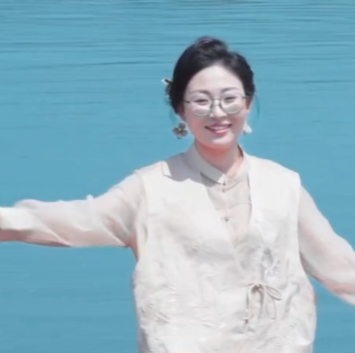 江風(fēng)掠過(guò)發(fā)梢的瞬間 聽(tīng)見(jiàn)自己的心跳和浪聲重疊